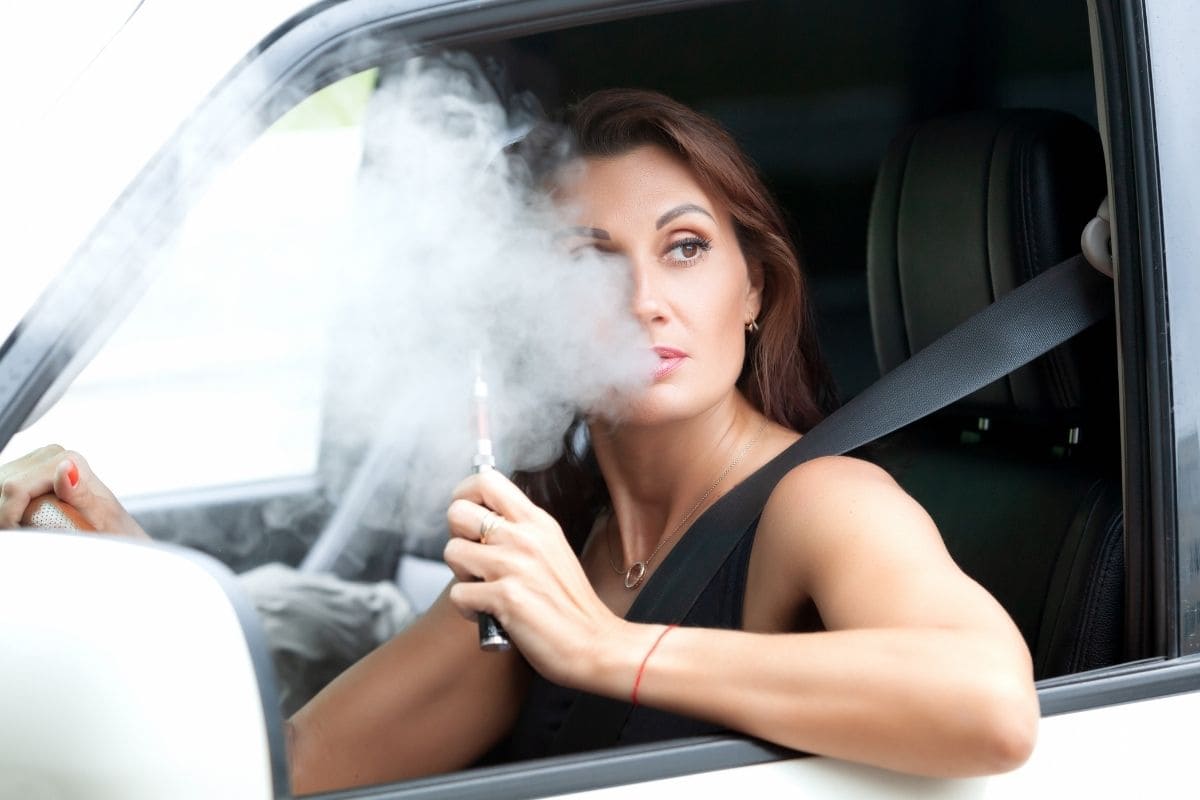Die Gefahren des Rauchens von Zigaretten beim Autofahren SMOKO E Cigarettes Die Gefahren des Rauchens von Zigaretten beim Autofahren SMOKO E Cigarettes
