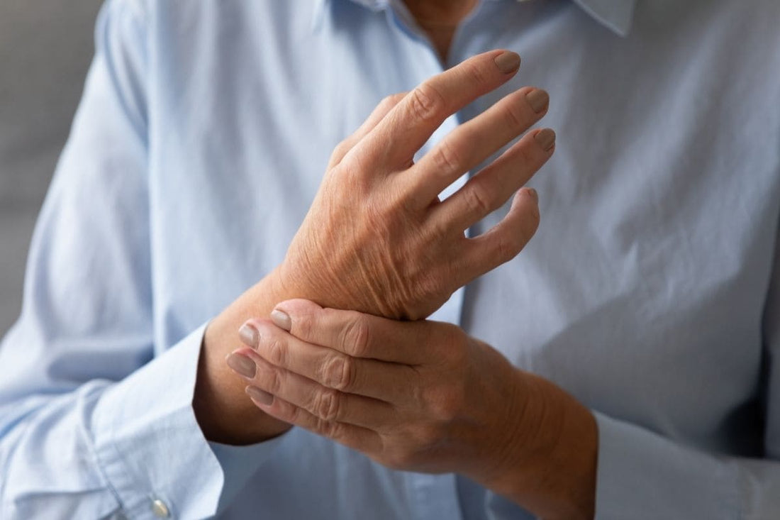 Las personas que padecen artritis utilizan aceite de CBD y gomitas de CBD para mejorar su calidad de vida