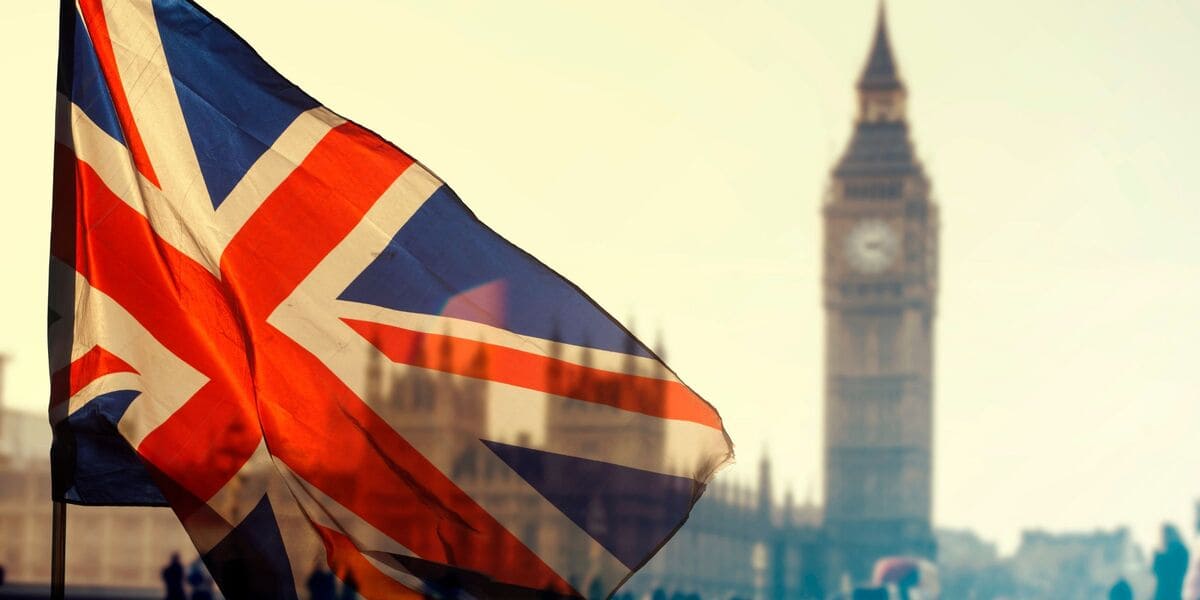 CURRENT STATISTICS: HOW MANY PEOPLE SMOKE IN UK IN 2025 - SMOKO E Cigarettes