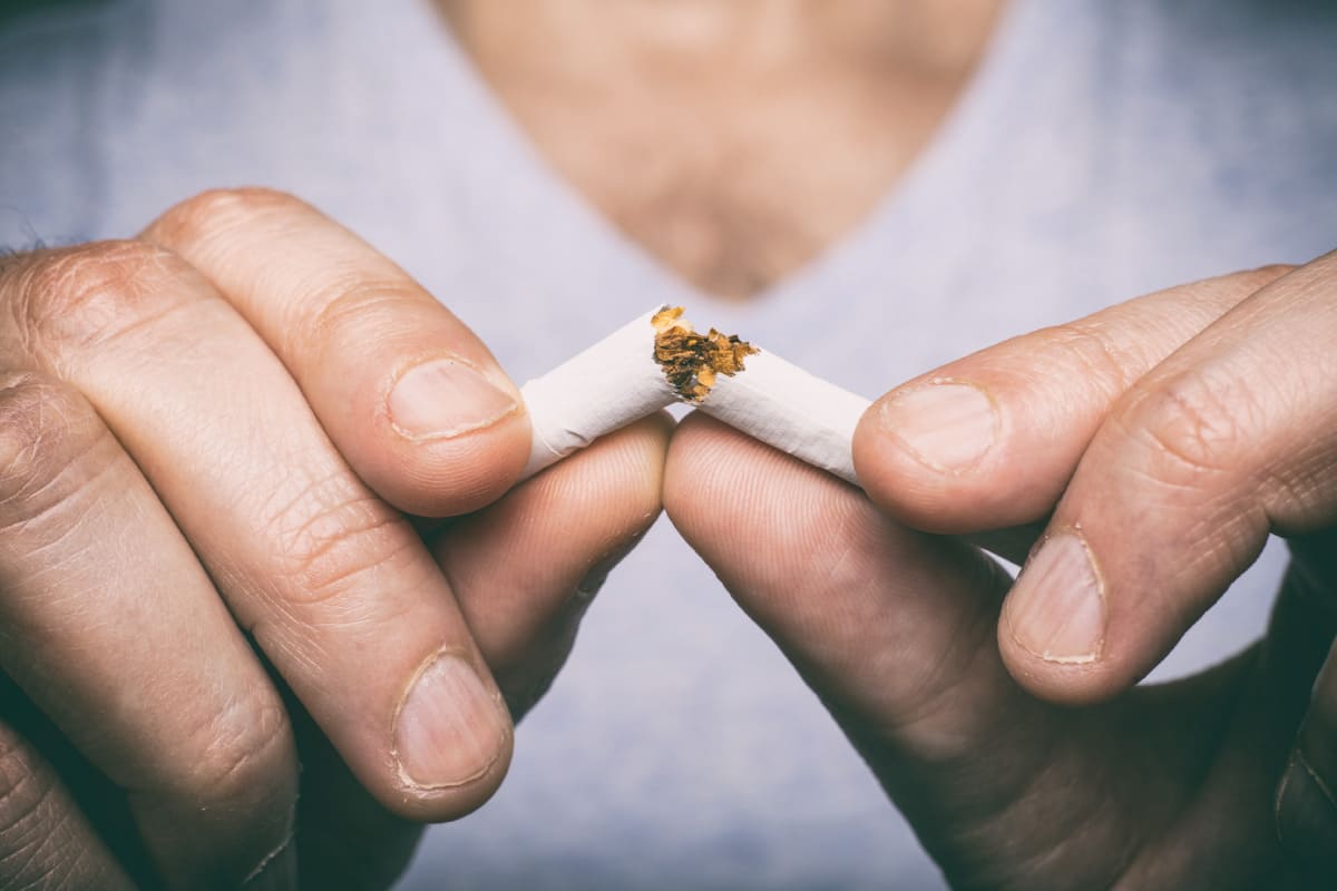 Dejar de fumar usando un cigarrillo electrónico puede ahorrarle a un fumador adulto más de £ 3,000 al año